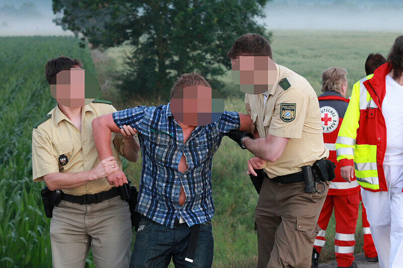 In der Nähe von Traunreut überschlug sich ein Golf in einem Maisfeld. Drei junge Männer wurden in dem Maisfeld entdeckt.