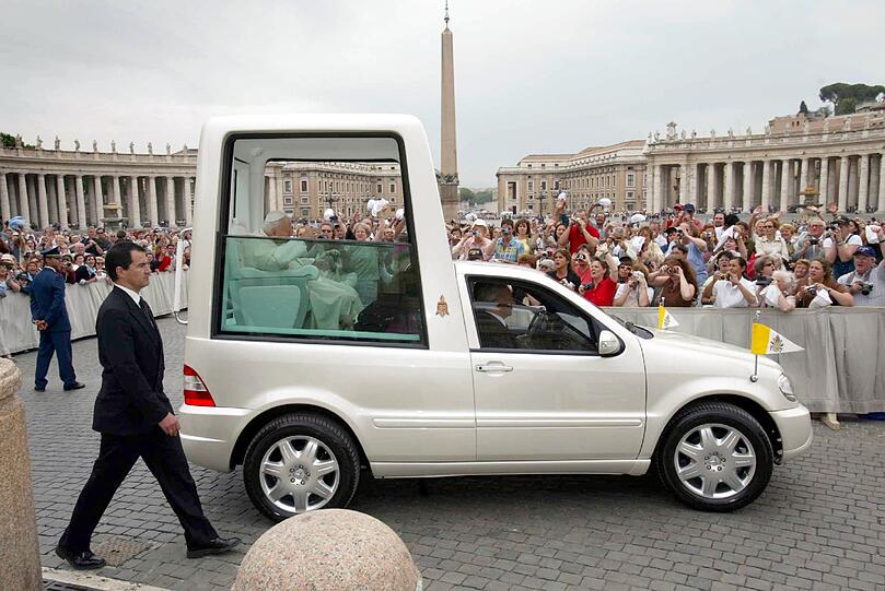 Zweites Papamobil aus Stuttgart: 2002 erhielt Papst Johannes Paul II. das Fahrzeug auf Basis der Mercedes M-Klasse - hier auf dem Petersplatz in Rom im Einsatz.
