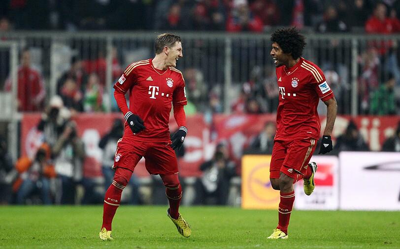 Der Tanz der Bosse: Auf dem Rasen geben Bastian Schweinsteiger (l.) und der Brasilianer Dante den Ton an. Vom neuen Abwehrchef kann Schweinsteiger sogar noch was lernen &ndash; ein paar Tanzschritte. Foto: sampics/AK