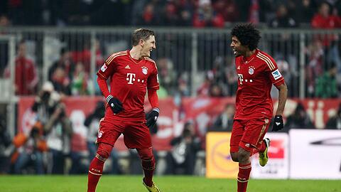 Der Tanz der Bosse: Auf dem Rasen geben Bastian Schweinsteiger (l.) und der Brasilianer Dante den Ton an. Vom neuen Abwehrchef kann Schweinsteiger sogar noch was lernen &ndash; ein paar Tanzschritte. Foto: sampics/AK