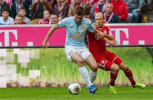 Arjen Robben: Note 2. Erste Halbzeit auf rechts zum Vergessen. Später dann links als Ribéry-Ersatz. Nahm in der Pause wohl irgendwelche Pillen: Feiner Abschluss beim 1:1 (50., drittes Saisontor), noch feinerer Pass auf Müller vorm 2:1 (51.). Feierte diesen gebührend mit einem Zwei-Meter-Luftsprung. Hätte gerne den Elfmeter geschossen, musste aber Müller vor lassen.