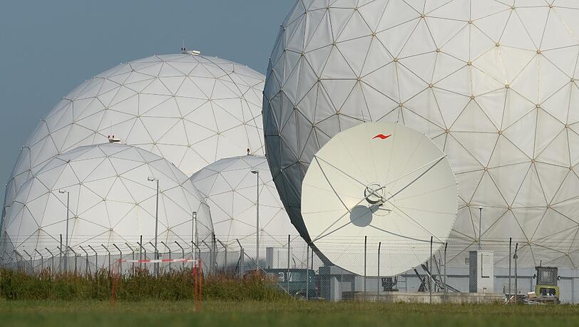 Radome in Bad Aibling im Landkreis Rosenheim. Die Anlage war eine große Abhörbasis des US-Geheimdienstes NSA. Radome in Bad Aibling im Landkreis Rosenheim. Die Anlage war eine große Abhörbasis des US-Geheimdienstes NSA.