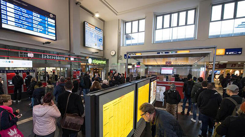 Blick auf den Fahrplan: Die Bahn hat ein Ersatzkonzept mit Alternativhaltestellen in Gelsenkirchen und Herne erarbeitet.