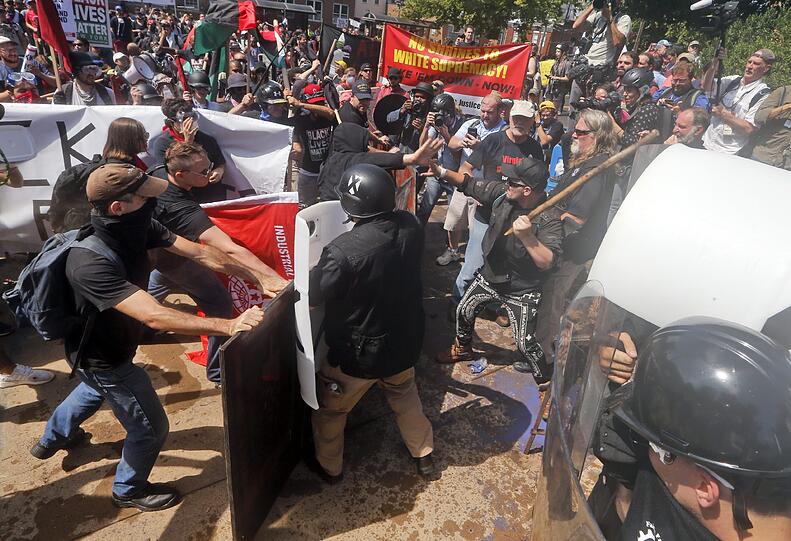 Gewalteskalation zwischen Rechten und Gegendemonstranten in den USA. Die Bilder.