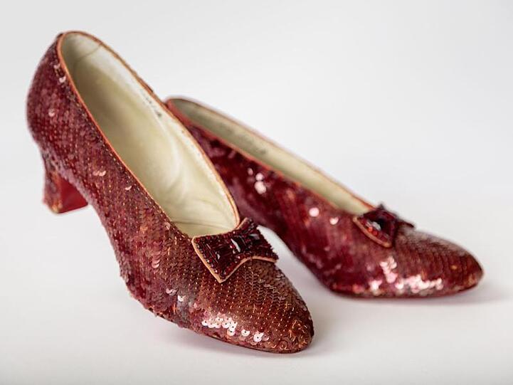 Dorothys rote Schuhe aus dem Film "Zauberer von Oz" (1939), die von Adrian designt wurden.
