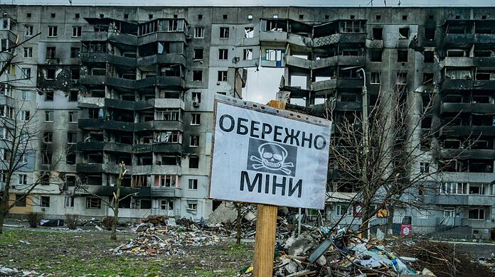 Ein Schild vor einem zerstörten Gebäude in Borodjanka warnt nach Abzug russischer Truppen vor Tretminen.