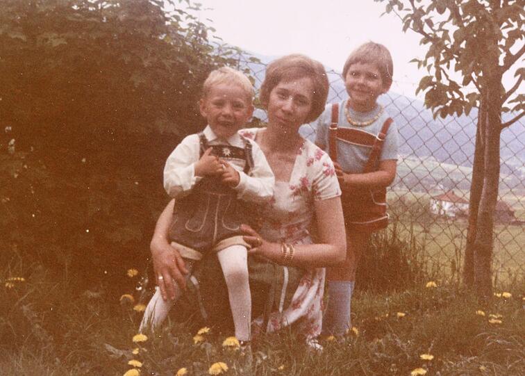 Mit Drei bekommt er seine Lederhosn, die er jahrelang als "Sonntagsgwand" trägt - wie seine ältere Schwester Evi, hier mit der Mama.