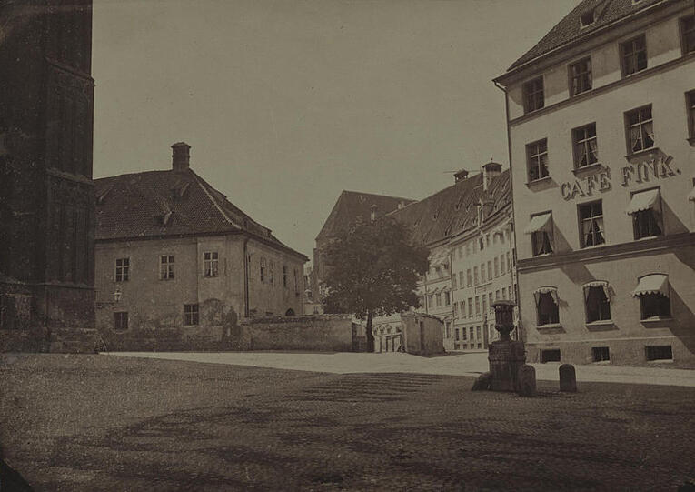 Frauenplatz mit Dechanthof und Café Fink und ehemaliger Augustinerkirche (Mitte, heute: Jagdmuseum) um 1860.