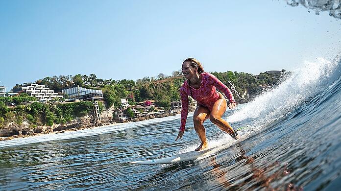 Nicht nur vom Schreibtisch aus hat Anna von Rebay mit dem Meer zu tun – hier ist sie gerade am Surfen.