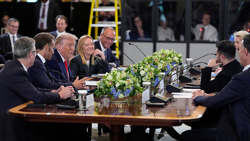 Hochkarätige Konferenz: US-Präsident Donald Trump (M. l.) spricht während des Gipfels mit dem ukrainischen Präsidenten Wolodymyr Selenskyj (M. r.). Der britische Premierminister Keir Starmer (v.l.n.r.), Frankreichs Präsident Emmanuel Macron, Italiens Ministerpräsidentin Giorgia Meloni, Bundeskanzler Friedrich Merz (CDU), EU-Kommissionspräsidentin Ursula von der Leyen, Nato-Generalsekretär Mark Rutte und Finnlands Präsident Alexander Stubb (nicht im Bild) hören zu.