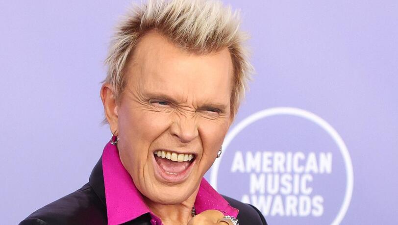 Billy Idol freut sich über seine Auszeichnung bei den American Music Awards am 25. Mai in Las Vegas. Billy Idol freut sich über seine Auszeichnung bei den American Music Awards am 25. Mai in Las Vegas.