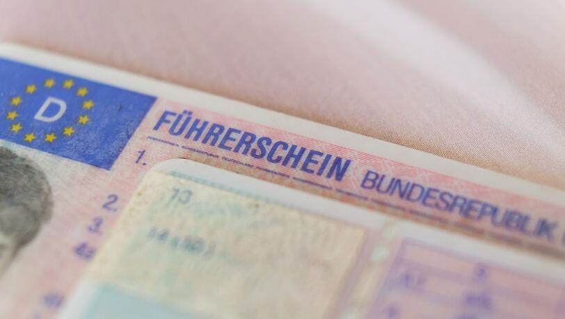 Bis Ende des Jahres soll in ganz Bayern der neue Führerschein im Internet beantragt werden können. (Symbolbild) Bis Ende des Jahres soll in ganz Bayern der neue Führerschein im Internet beantragt werden können. (Symbolbild)