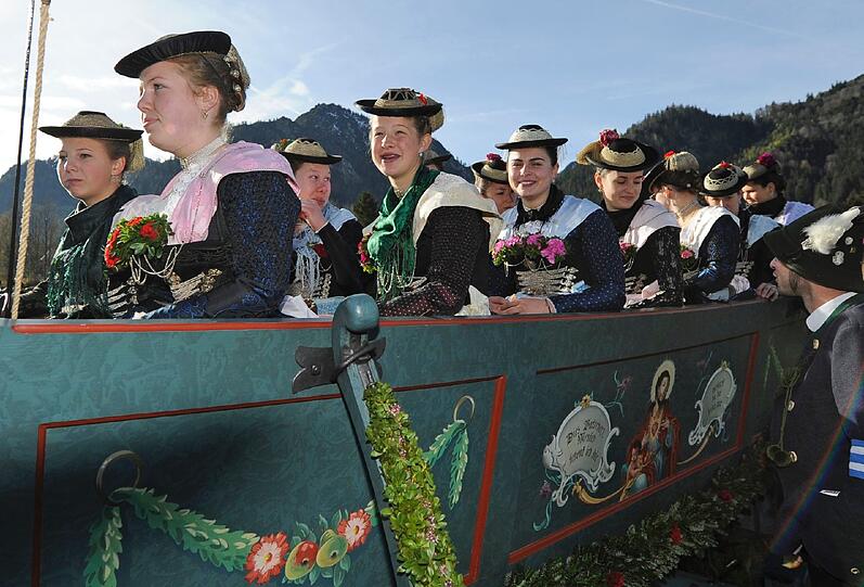 So schön war der Leonhardiritt: Bei strahlendem Sonnenschein zog der Traditions-Zug vom Schliersee nach Fischhausen. Die schönsten Bilder.