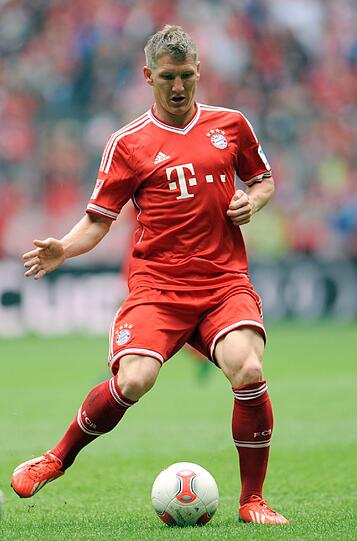 BASTIAN SCHWEINSTEIGER: Note 2. Von Beginn an der Chef-Steiger im Ring: Zweikampf-Gewinner, Seitenwechsler, Impulsgeber. Feiner Freistoß kurz nach der Pause: haarscharf daneben.