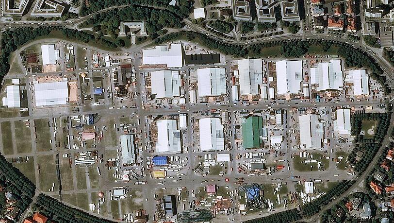 Ein Satellit macht's möglich: Der Blick auf die Wiesn von ganz weit oben. Ein Satellit macht's möglich: Der Blick auf die Wiesn von ganz weit oben.