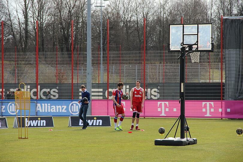 Javi Martinez könnte bald wieder ins Mannschaftstraining einsteigen. am Dienstag stand allerdings erstmal ein Sponsoren-Termin auf dem Programm. Die Bilder!
