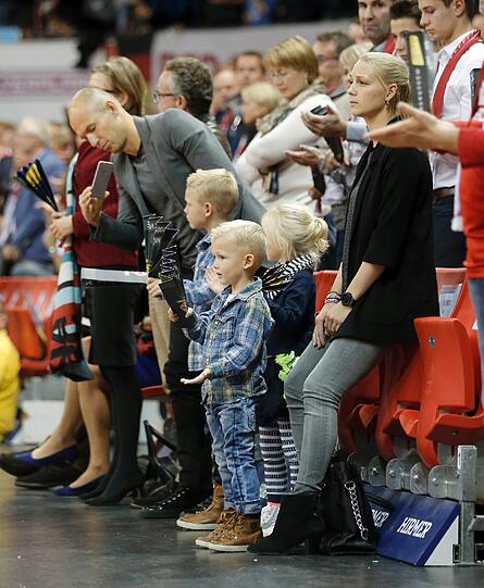 Am Sonntag feuerte Uli Hoeneß mal wieder die Bayern Basketballer im Audi Dome an. Eine Reihe davor sah Arjen Robben mit seiner Frau und den drei Kindern beim Basketball zu. Die Bilder!