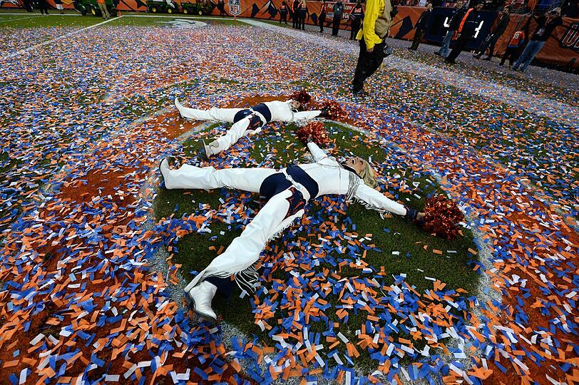 Cheerleaderinnen der Denver Broncos liegen im Konfetti-Regen nach dem Sieg der Broncos gegen die New England Patriots.