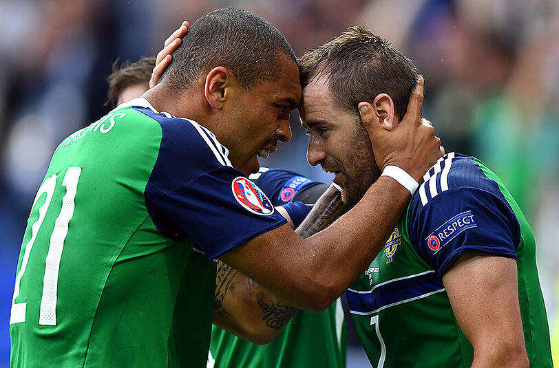 Die Nordiren Niall McGinn (rechts) und Josh Magennis feiern das 2:0 gegen die Ukraine.