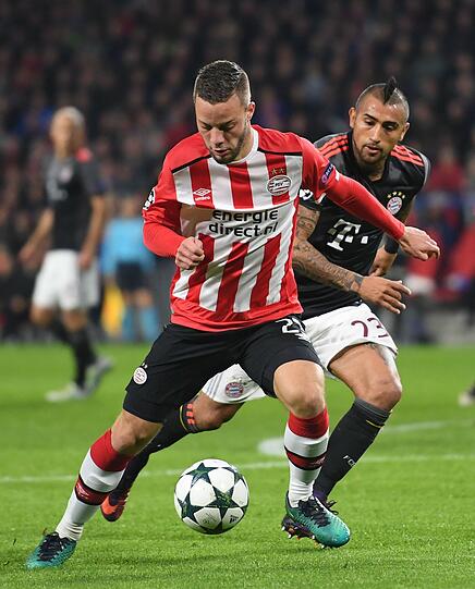 ARTURO VIDAL, NOTE 4: Protestierte wütend, was die (Fehl-) Entscheidungen des Schiedsrichters betraf. Hätte seine Energie noch mehr in seien eigene Leistung stecken sollen. Mit einigen Ballverlusten.