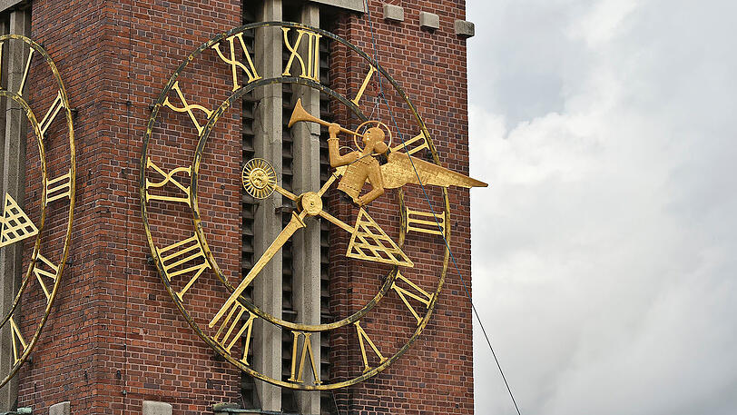 In der Versailler Straße in Au-Haidhausen geriet in etwa 45 Meter Höhe auf einem Kirchturm ein Engel in Schieflage.
