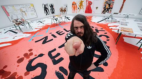 Jonathan Meese fordert die Diktatur der Kunst. Und alle Politiker sollen gefälligst abtreten... Hier performt er in seiner Ausstellung.