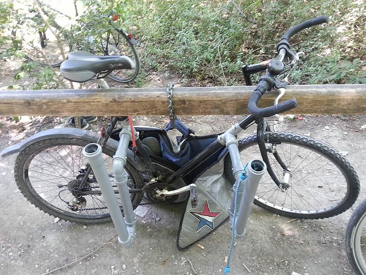 ...damit ergibt sich eine Halterung, die wohl ideal für ein Surfbrett ist. Das Radl parkt direkt neben der Welle am Eisbach.