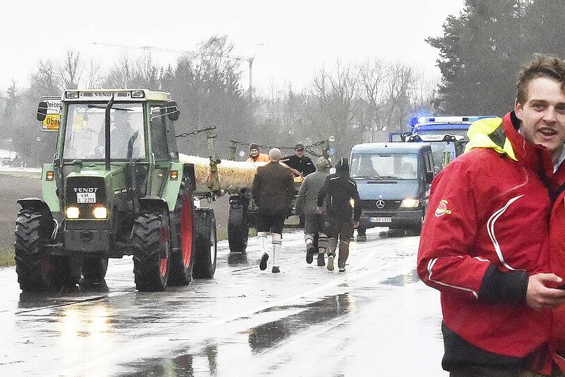 Der Maibaum-Transport wurde jäh gestoppt. Da war den Perlachern schon klar, dass sie Federn lassen müssen.