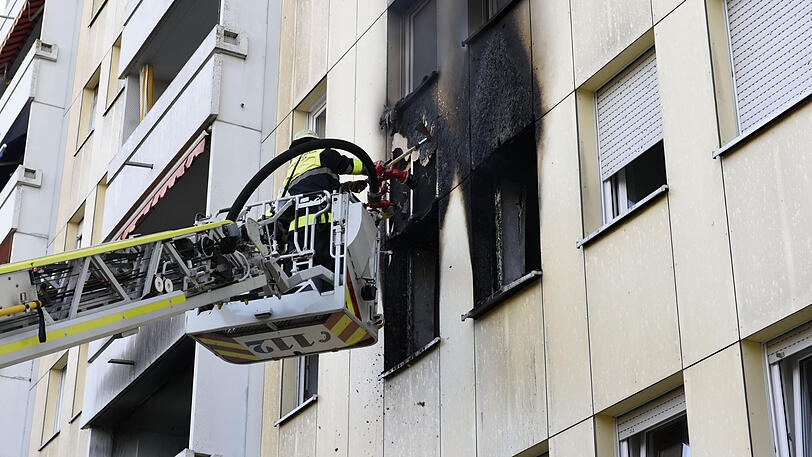 Die Feuerwehr musste Teile der Hausfassade öffnen, um die Flammen zu bekämpfen.