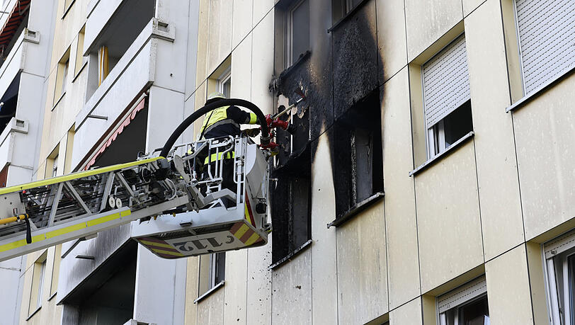 Die Feuerwehr musste Teile der Hausfassade öffnen, um die Flammen zu bekämpfen. Die Feuerwehr musste Teile der Hausfassade öffnen, um die Flammen zu bekämpfen.