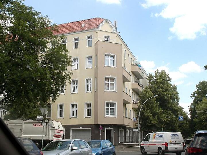 Ein unter Quarantäne gestelltes Wohnhaus in Berlin-Neukölln. Nach einem größeren Corona-Ausbruch stehen über 350 Berliner Haushalte unter Quarantäne.