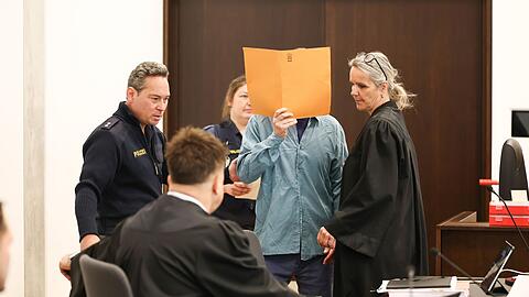 Ein 51 Jahre alter Mann steht in Nürnberg vor Gericht, weil er seine Ehefrau erdrosselt und ihre Leiche anschließend im Wald vergraben haben soll.