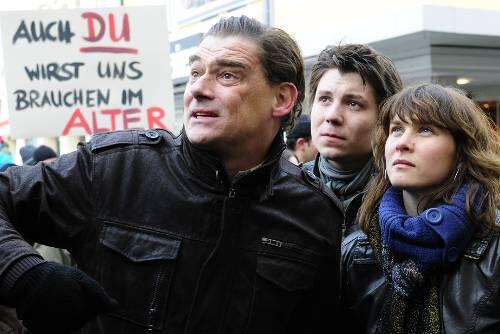Martin Feifel (li., mit Christian Polito und Kathrin von Steinburg) im BR-Film &bdquo;Genug ist nicht genug&ldquo;, in dem Ehrenamtliche einen ganzen Tag lang streiken