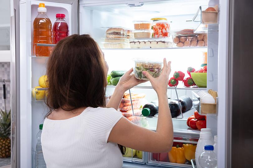 Durch die Luftzirkulation entstehen im Kühlschrank verschiedene Klimazonen. Fertig zubereitetes Essen, Kuchen, Torten oder bereits geöffnete Glaskonserven können ganz oben stehen, wo es nicht ganz so kalt ist. Im mittleren Bereich sind die Bedingungen für Milchprodukte wie Käse oder Joghurt gut, während Butter in der Kühlschranktür eher streichzart bleibt. Durch die Luftzirkulation entstehen im Kühlschrank verschiedene Klimazonen. Fertig zubereitetes Essen, Kuchen, Torten oder bereits geöffnete Glaskonserven können ganz oben stehen, wo es nicht ganz so kalt ist. Im mittleren Bereich sind die Bedingungen für Milchprodukte wie Käse oder Joghurt gut, während Butter in der Kühlschranktür eher streichzart bleibt.
