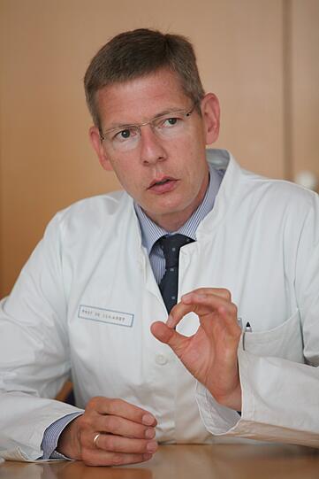 Nieren-Experte Professor Kai-Uwe Eckardt vom Klinikum Nürnberg kämpft um das Leben der Patientin.