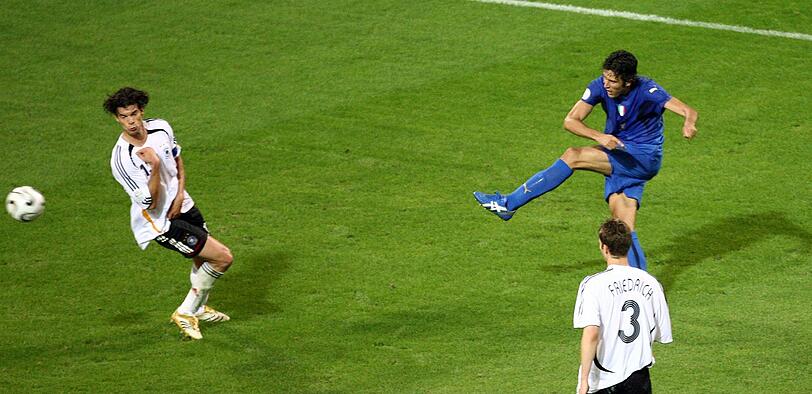 Ein Pass wie ein Kunstwerk, als alle aufs Elfmeterschießen warteten, und Fabio Grosso drehte den Ball um Jens Lehmann herum.