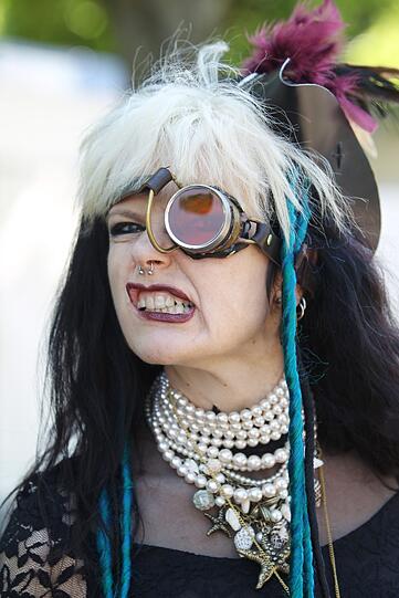 Weltgrößtes Treffen von Wave-Gotik-Fans: Die schwarze Szene trifft sich an Pfingsten traditionell in Leipzig. Wir zeigen die schrägsten Outfits.
