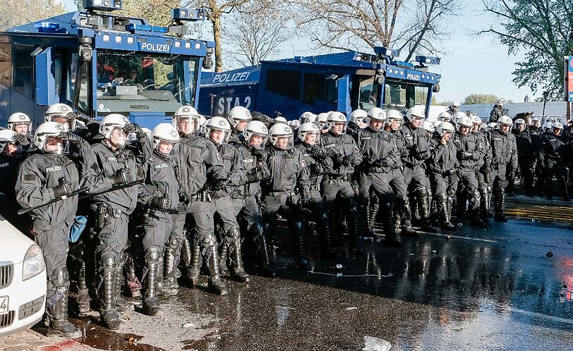 In Hamburg kam es bei zwei "revolutionären" Demonstrationen am Freitagabend zu Ausschreitungen. Die «Revolutionäre 1. Mai»-Demo in der Hansestadt stand unter dem Motto «Hamburg sieht rot»