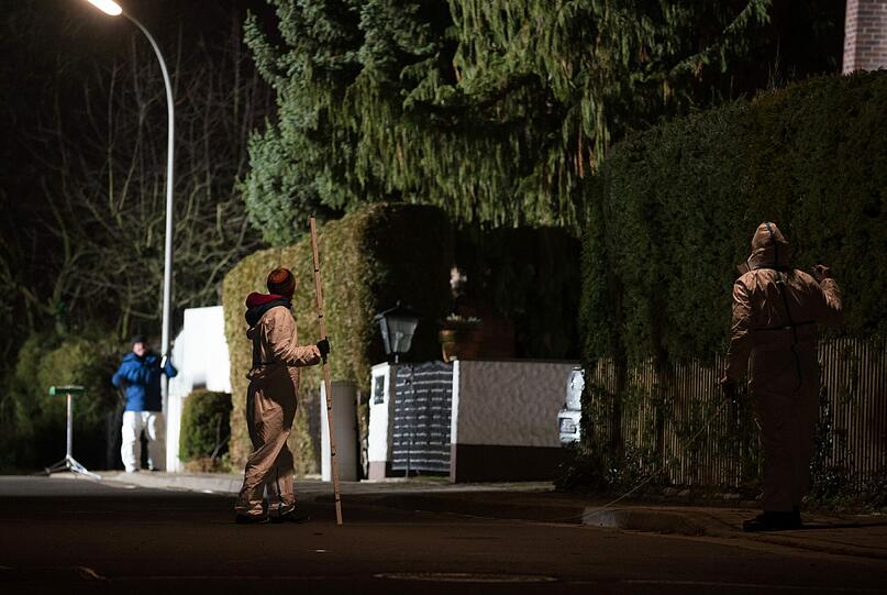 Bei einem Eifersuchtsdrama in Bayreuth starben insgesamt drei Menschen, eine Person ist schwer verletzt. Der Täter erschoss seine Ex-Freundin, ihren Vater und dann sich selbst.