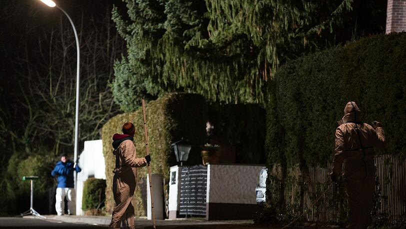 Bei einem Eifersuchtsdrama in Bayreuth starben insgesamt drei Menschen, eine Person ist schwer verletzt. Der Täter erschoss seine Ex-Freundin, ihren Vater und dann sich selbst. Bei einem Eifersuchtsdrama in Bayreuth starben insgesamt drei Menschen, eine Person ist schwer verletzt. Der Täter erschoss seine Ex-Freundin, ihren Vater und dann sich selbst.