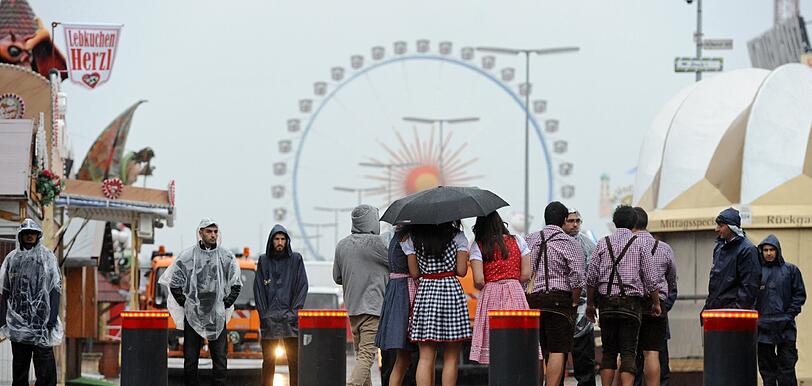 Der Regen bestimmt den Auftakt zum 183. Oktoberfest in München. Erste Wiesnfans standen trotzdem seit 7 Uhr vor den Zelten an.