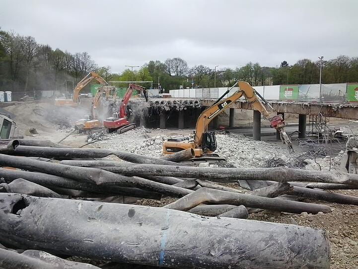 Großbaustelle: Die Brücke der Westendstraße über die A 96 wird zur Hälfte abgerissen - und die Autobahn ist gesperrt.