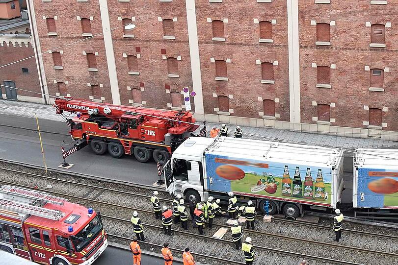 Die Feuerwehr musste dem havarierten Lkw wieder auf die Straße helfen. Die Bilder vom Einsatz am Montagvormittag.