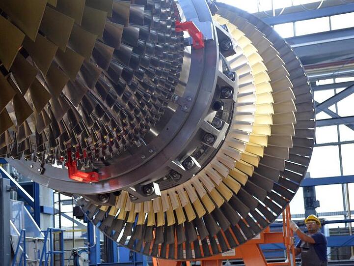 Siemens-Facharbeiter montieren im Gasturbinenwerk einen Turbinenläufer: Die deutsche Industrie spürt seit fast einem Jahr Gegenwind.