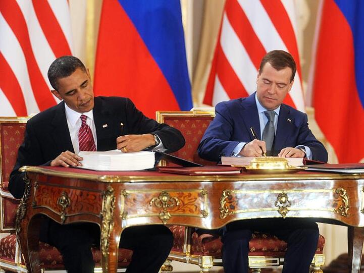 Der damalige russische Präsident Dmitri Medwedew (r.) und Ex-US-Präsident Barack Obama unterzeichnen am 08.April 2010 den Vertrag "New Start" in Prag.