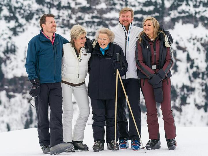 Prinz Constantijn, (l-r), Prinzessin Laurentien, Prinzessin Beatrix, König Willem-Alexander und Königin Maxima in Lech am Arlberg.
