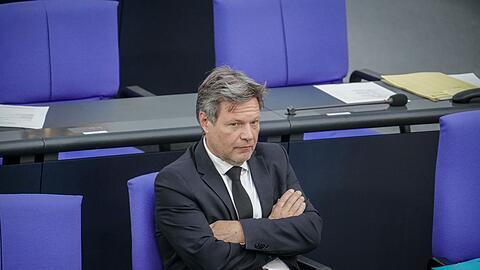 Bundeswirtschaftsminister Robert Habeck nimmt an der Sitzung des Bundestags teil.