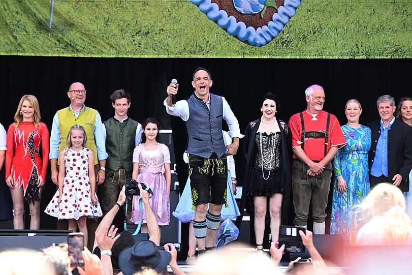Die Stars von "Dahoam is Dahoam" begrüßen ihre Zuschauer zum Familientag.