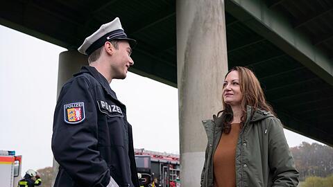 "Unter anderen Umständen - Mütter und Söhne": Lukas Jepsen (Tom Gronau) und Jana Winter (Natalia Wörner) unterhalten sich am Unfallort.