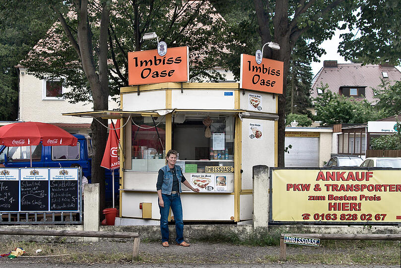 Man soll ja nicht hungrig einkaufen. Auch keinen Gebrauchtwagen an der Bodenseestraße. Rettung (weil Döner) bietet 2008 die "Imbiss Oase".